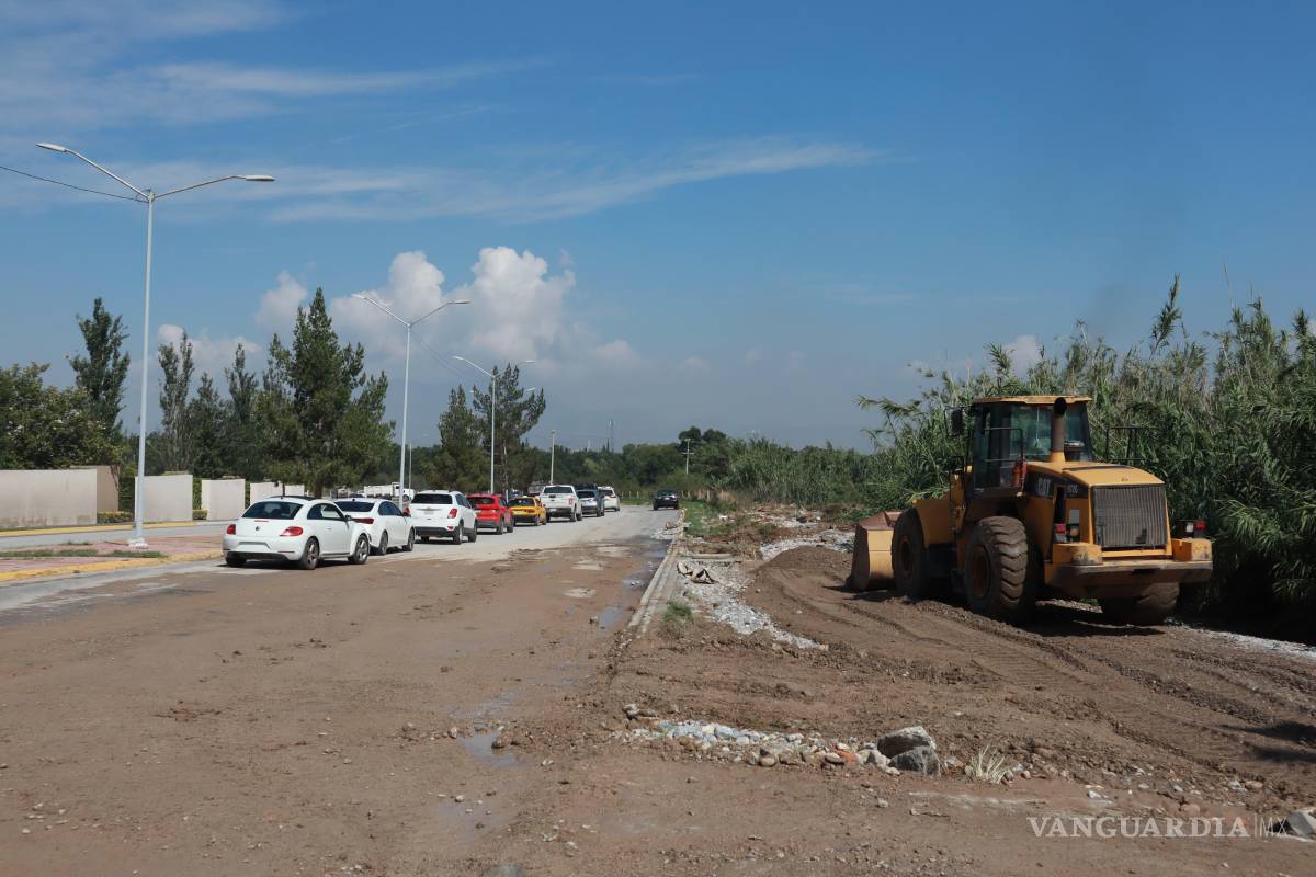 $!Brigadas de “Aquí andamos” realizaron labores de desazolve en bulevares del norte de la ciudad.