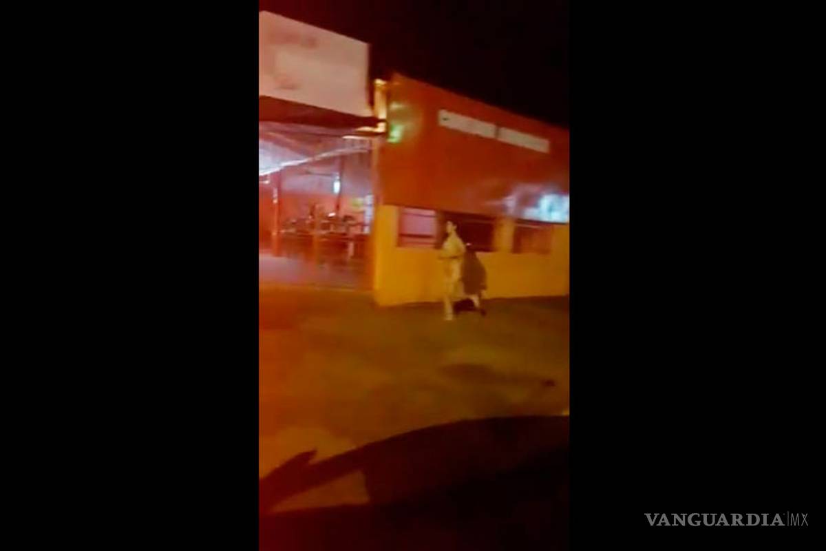 Mujer corre desnuda tras su novio, porque le quitó su celular