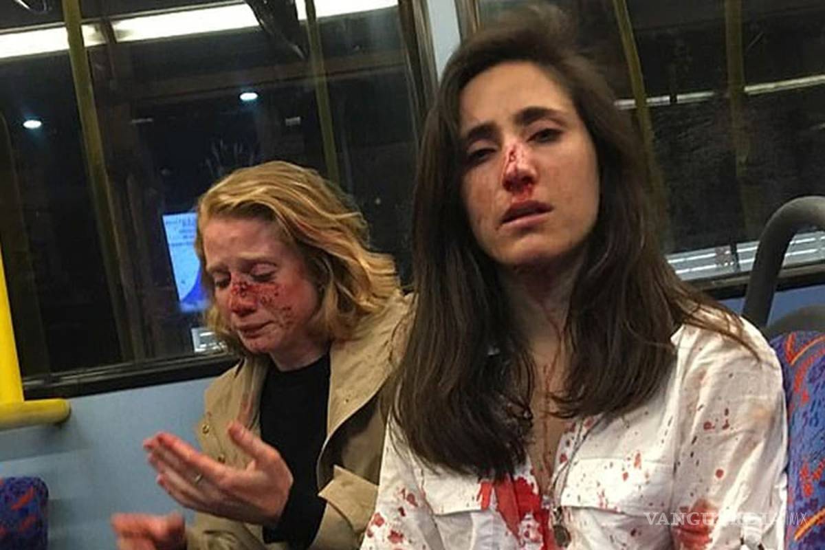 Golpean brutalmente a azafata y su novia en autobús de Londres, querían obligarlas a besarse