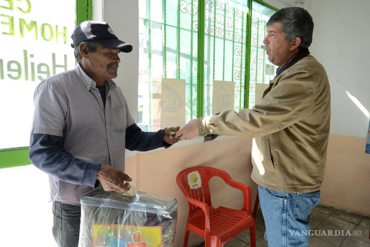 Saltillenses reaccionan al caso de don Basilio; ya podrá dar un obsequio a su nieto en Navidad