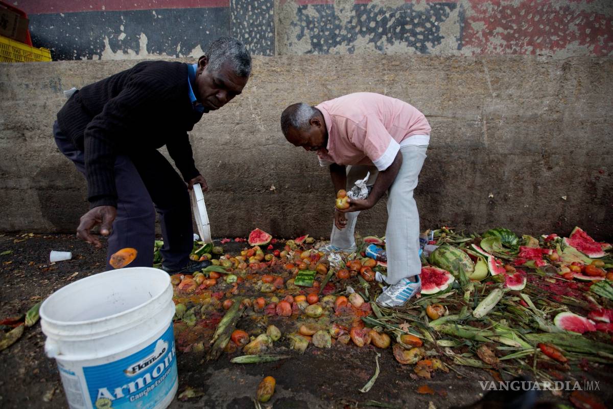 $!Ante la crisis, venezolanos buscan comida en basurales