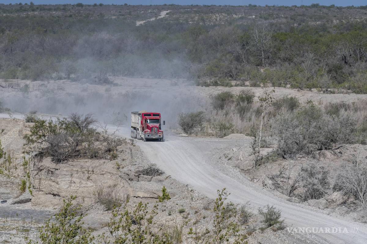 $!A pesar de que la Conagua asegura que ya nadie tiene permitidola extracción de material pétreo, en el río San Rodrigo se siguen viendo camiones que cargan material.
