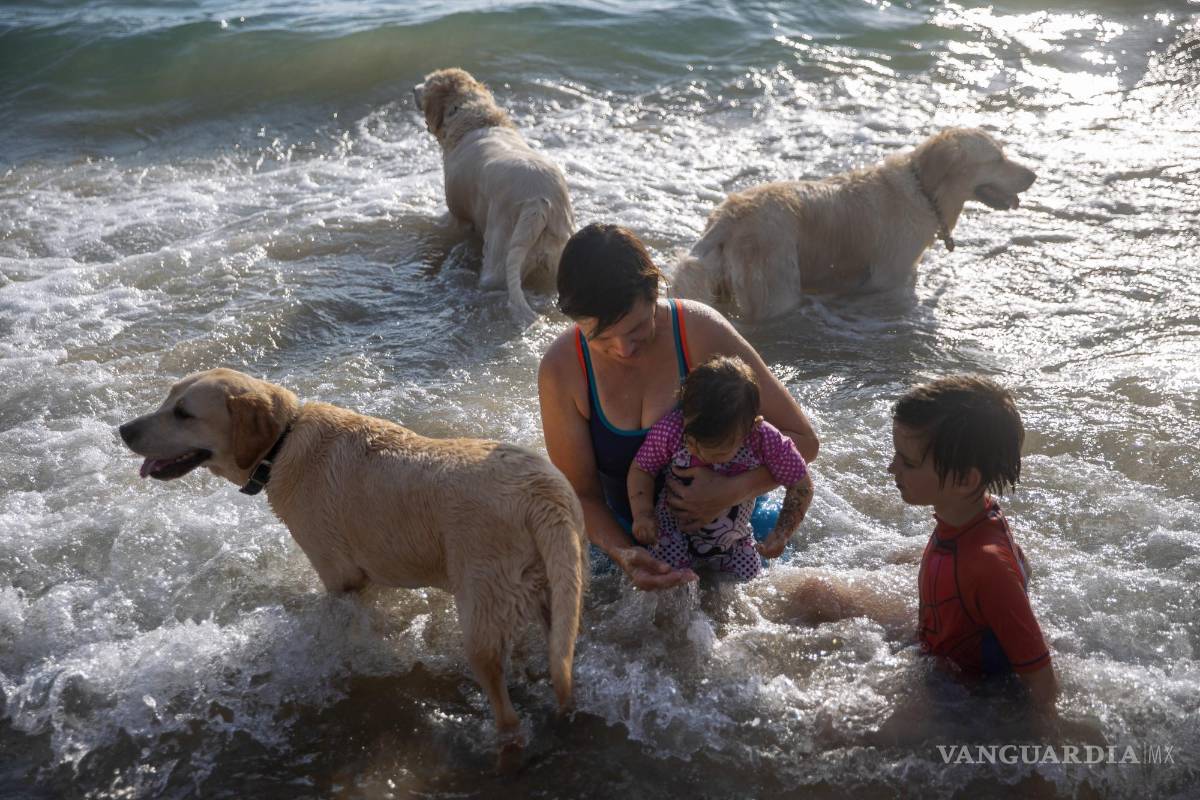 Playa del Mediterráneo, uno de los pocos espacios donde palestinos e israelitas pueden convivir sin muros