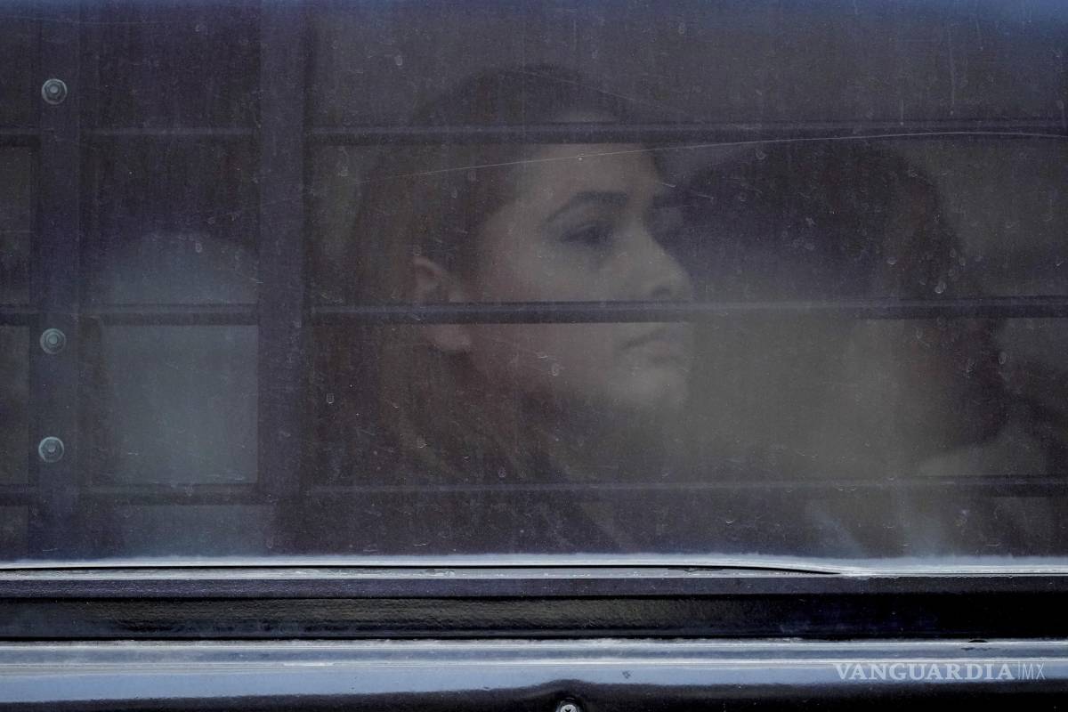 $!Las mujeres se sientan en un autobús detrás de ventanas enrejadas y polarizadas después de ser arrestadas tras una comparecencia ante el tribunal de inmigración en San Antonio.