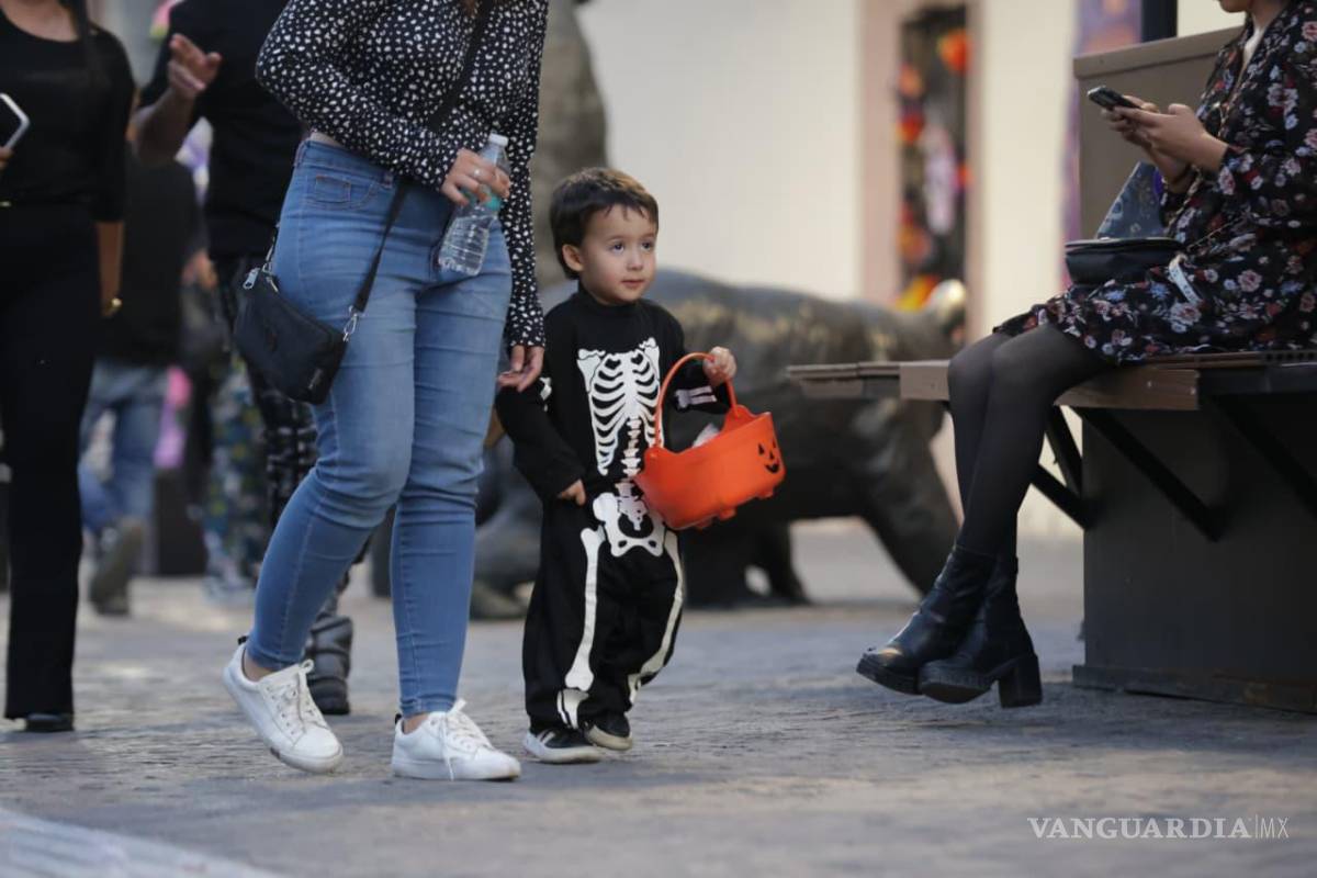 $!Los pequeños mostraron orgullosos sus bolsas repletas de dulces tras recorrer las calles.