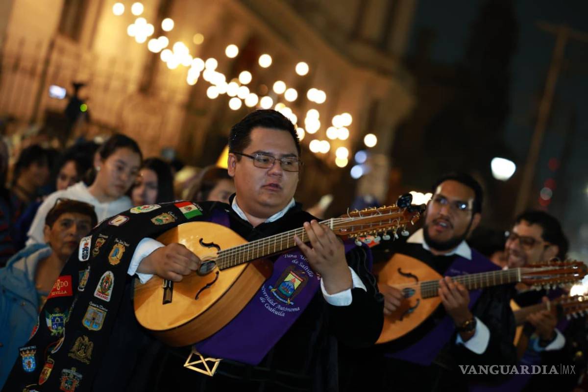 $!Las tunas de la Universidad Autónoma de Coahuila acompañarán el recorrido musical por la calle Juárez, creando un ambiente festivo que año con año distingue a la Callejoneada del Amor y la Amistad en Saltillo.