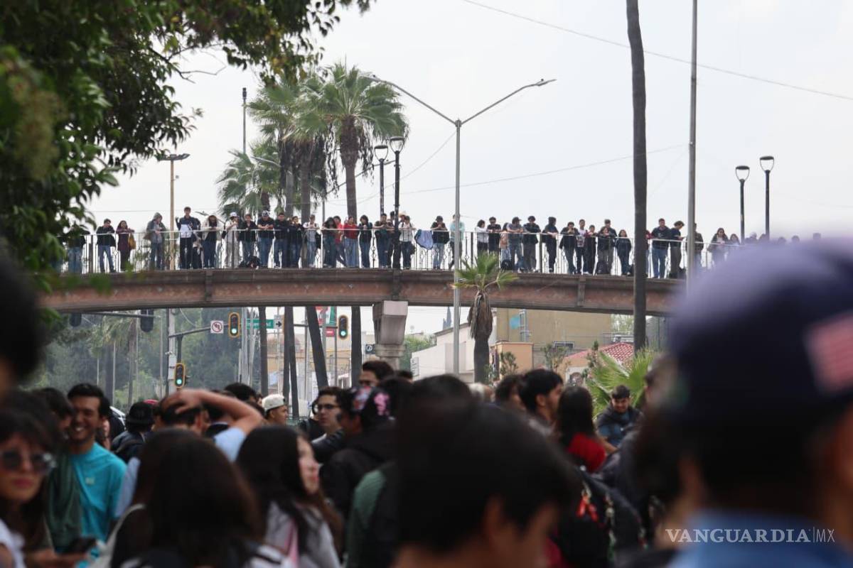 $!Desde las alturas, decenas de alumnos observan el bloqueo, mientras una unidad de la Policía Municipal corta la circulación en el bulevar.