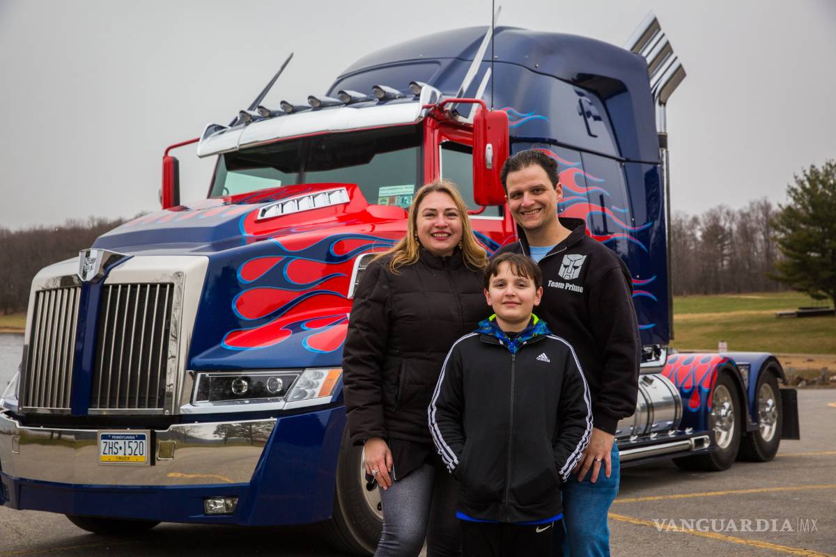 ¡Transformers, más de lo que vez!... padre fabrica réplica de Optimus Prime para inspirar a su hijo