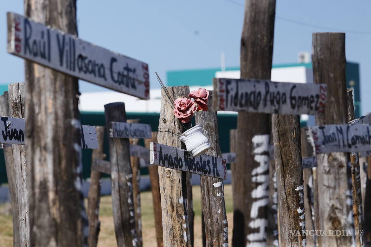 $!Las cruces de los 65 mineros fallecidos en Pasta de Conchos mantienen la memoria de una tragedia donde los trabajadores quedaron sepultados sin ser rescatados y sin obtener justicia.