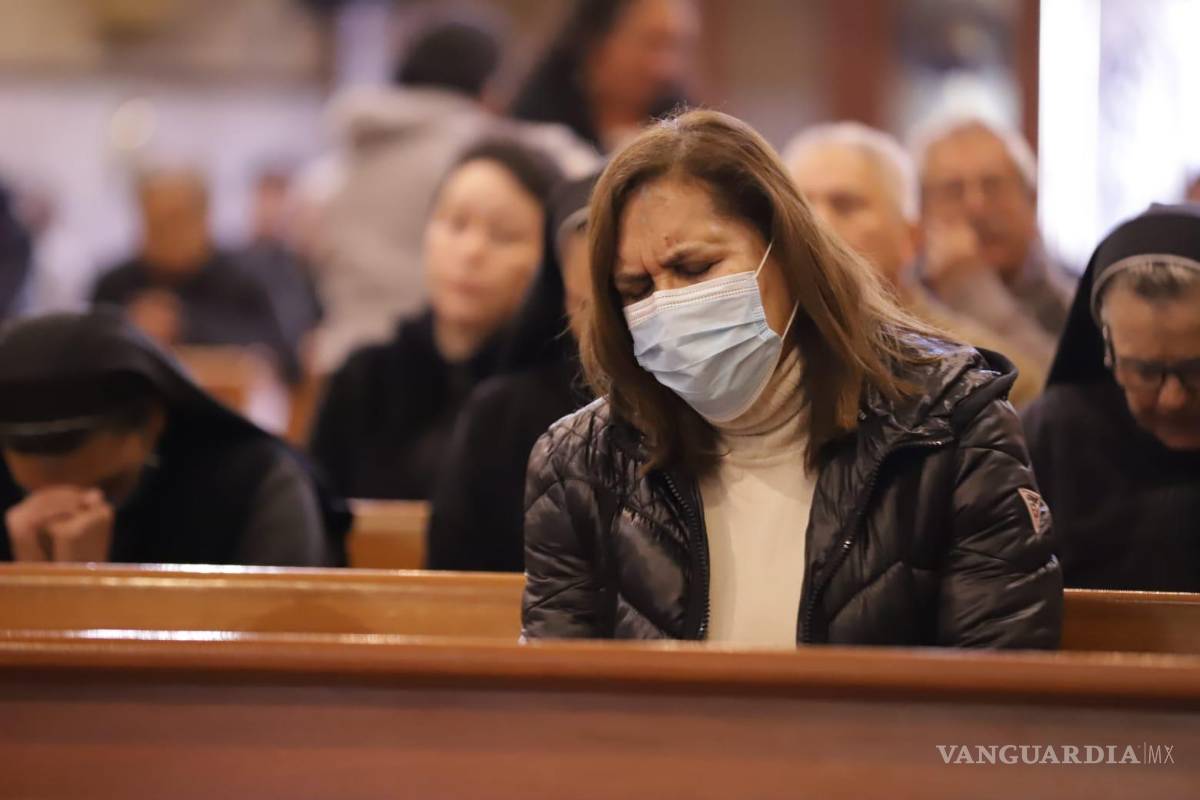 $!Fieles salen de las iglesias del Centro Histórico portando una cruz de ceniza en la frente, simbolizando la fugacidad de la vida y la preparación para la pasión, muerte y resurrección de Jesús.