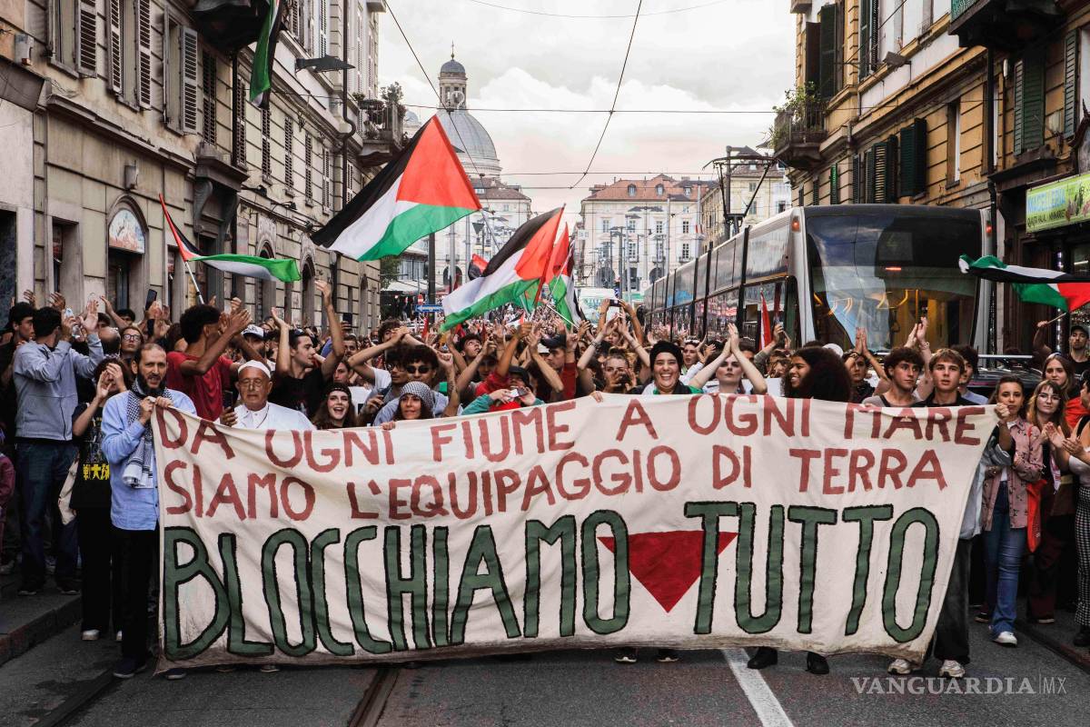 $!Una protesta nacional de transportes, puertos y estudiantes contra la campaña militar israelí en Gaza, en Turín, Italia.