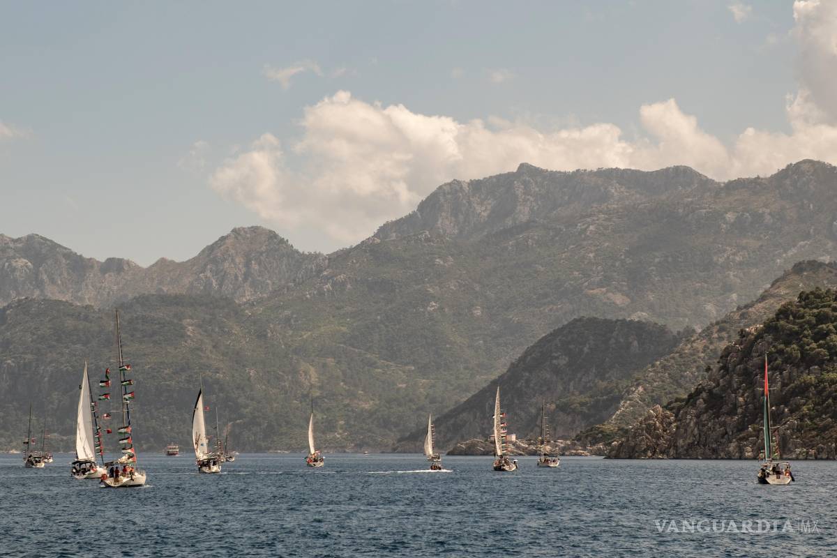 $!Embarcaciones pertenecientes a la Flotilla Global Sumud, que transportan activistas y ayuda humanitaria, parten hacia Gaza desde el puerto de Marmaris, Turquía.