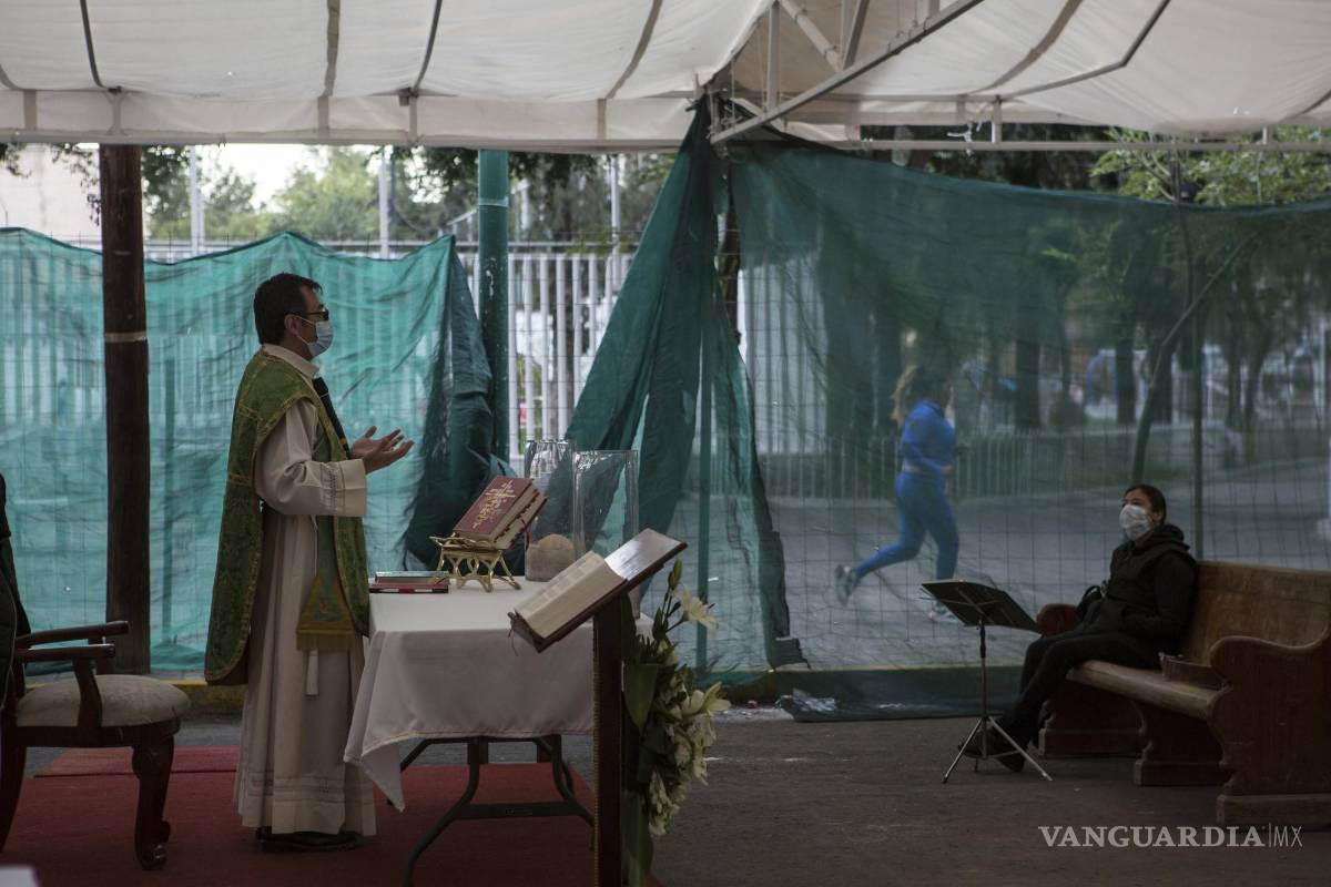 $!El padre Adrián Vázquez celebra una misa bajo una carpa en las afueras de la iglesia católica Nuestra Señora de los Ángeles, dañada por un terremoto.