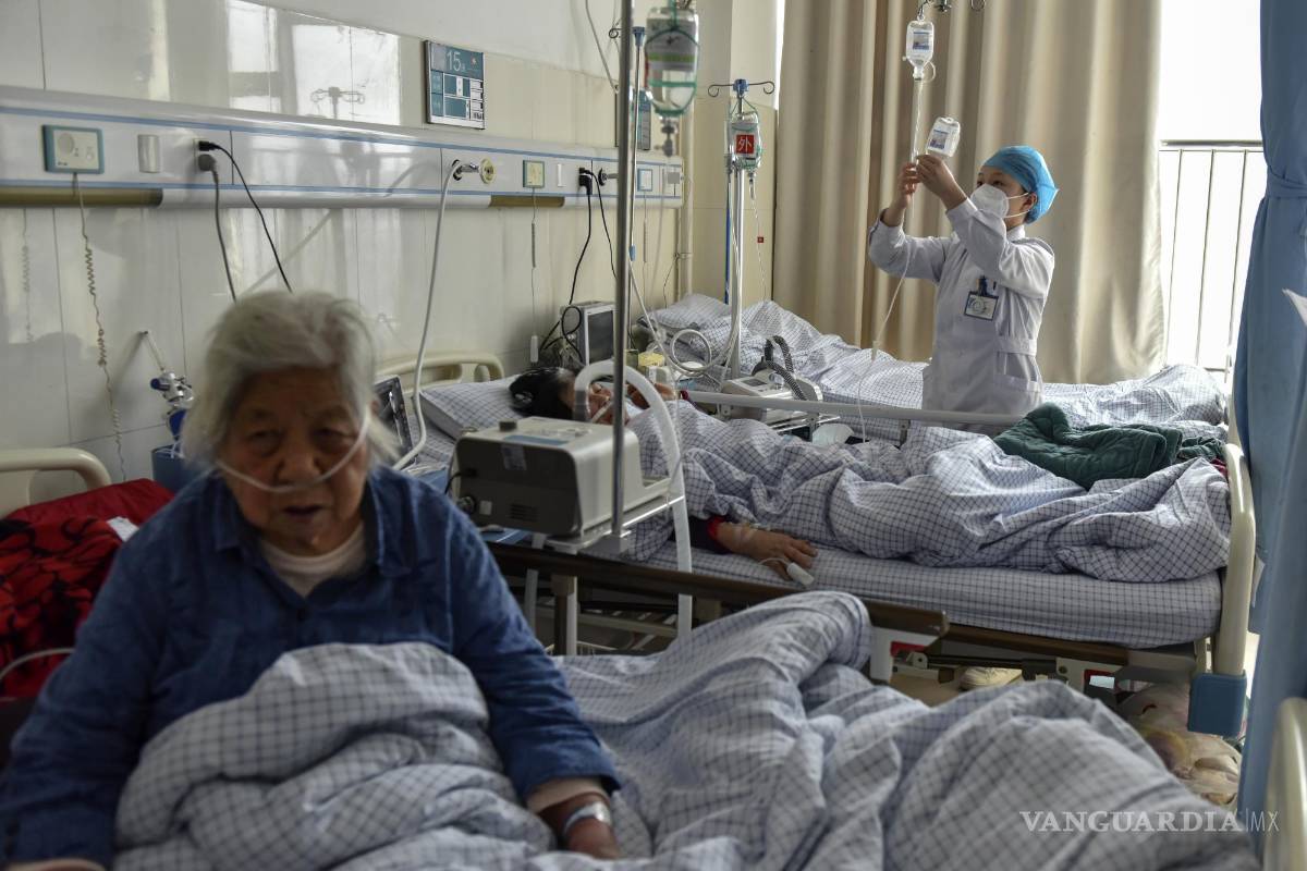 $!Pacientes de edad avanzada con síntomas de COVID reciben goteo intravenoso en la sala de emergencias de un hospital en Fuyang, en la provincia central china de Anhui.