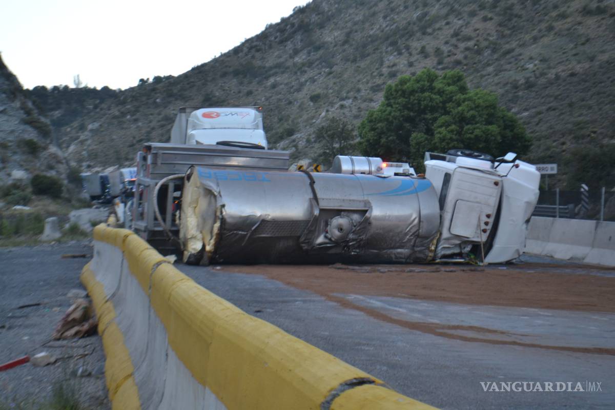 Vuelca pipa cargada con ácido en Los Chorros