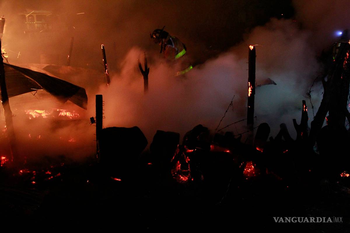 Hombre intenta quemar a su familia en Saltillo