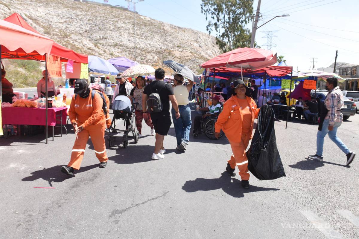 $!Personal de limpieza y mantenimiento retira residuos tras la culminación del Viacrucis en el Santuario del Cristo de Las Noas.