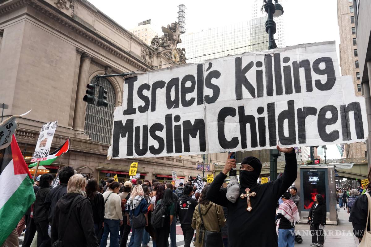 $!ACOMPAÑA CRÓNICA: EEUU ONU ASAMBLEA GENERAL AME275. NUEVA YORK (ESTADOS UNIDOS), 24/09/2026.- Una persona sostiene un cartel durante una manifestación contra el primer ministro israelí, Benjamín Netanyahu, su asistencia a la Asamblea General de la ONU y expresar su descontento con el organismo por permitirle participar este jueves, en Nueva York (Estados Unidos). EFE/ Ángel Colmenares