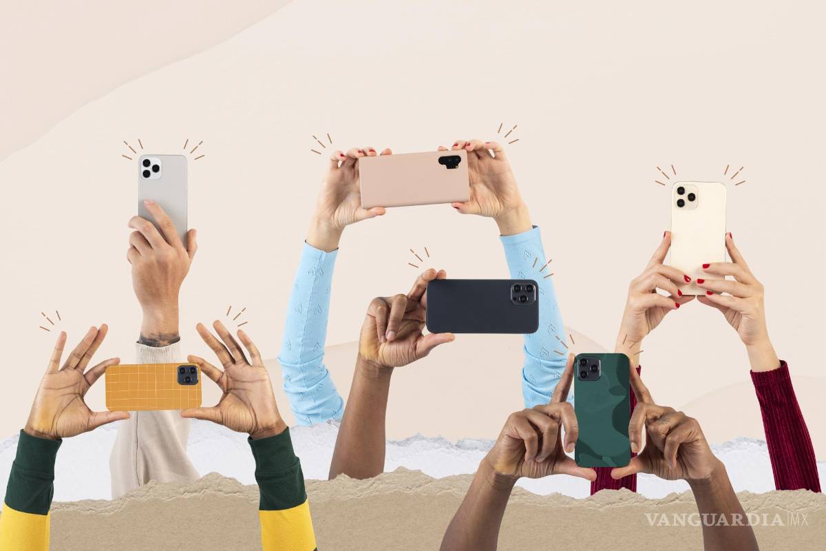 $!Social media audience crowd filming through smartphones remixed media