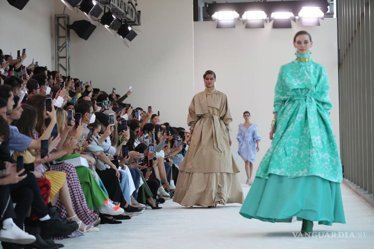 $!Modelos lucen creaciones de diseñador mexicano Armando Takeda en el tercer día de actividades del Mercedes-Benz Fashion Week, en Ciudad de México.