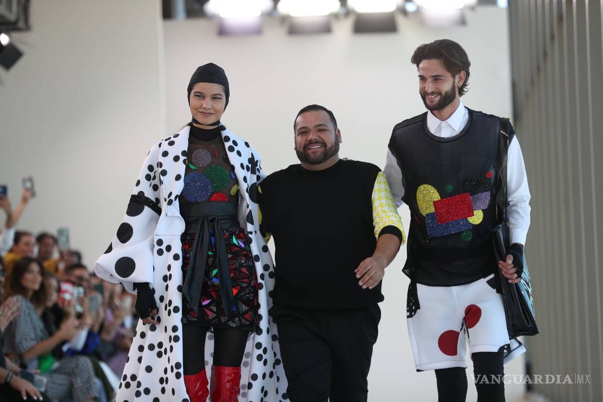 $!El diseñador mexicano Benito Santos (c), participa en la pasarela durante el tercer día de actividades del Mercedes-Benz Fashion Week, en CDMX.
