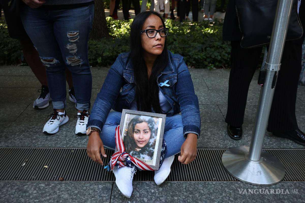 $!Un miembro de la familia de Jennie Nicole Gonzalez asiste a la ceremonia anual de conmemoración del 11 de septiembre en el Museo y Memorial Nacional del 11 de septiembre de 2021 en la ciudad de Nueva York. EFE/EPA/Chip Somodevilla