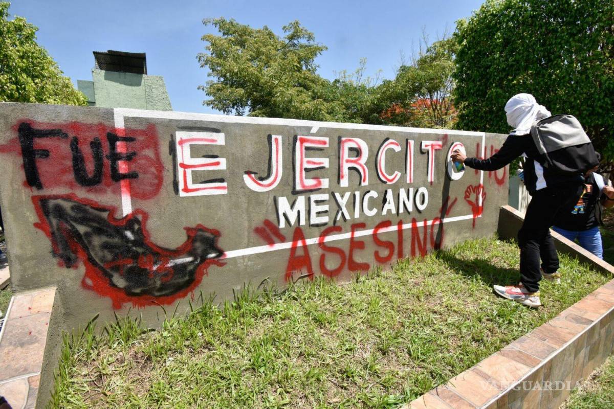 $!Siguen protestas de normalistas de Iguala, queman camión y destruyen fachada del 27 batallón