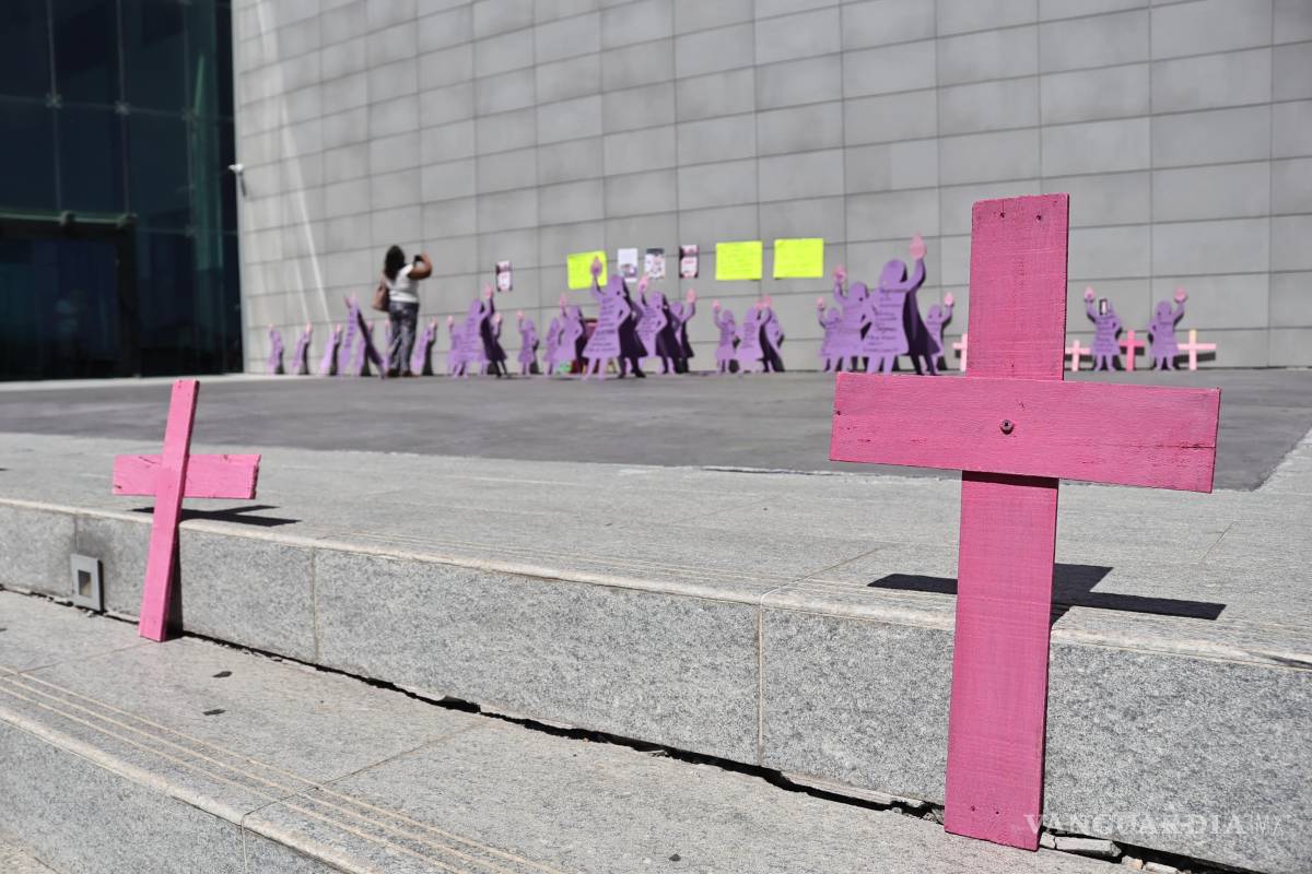 $!Cruces rosas fueron colocadas en las escalinatas del Centro de Justicia Penal durante la manifestación por el cumpleaños 31 de Serymar.