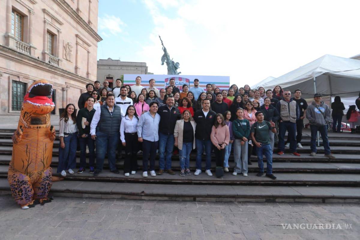 $!El jefe de Gabinete, César Iván Moreno Aguirre, en representación del alcalde Javier Díaz González, encabezó la inauguración del evento que reunió a cientos de jóvenes empresarios y ciudadanos en el centro histórico de Saltillo.