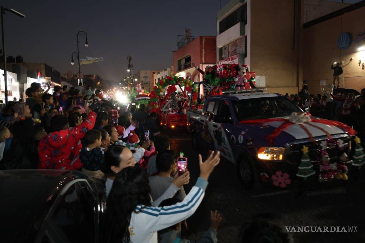 Santa y corporaciones de seguridad encabezaron desfile navideño en Saltillo