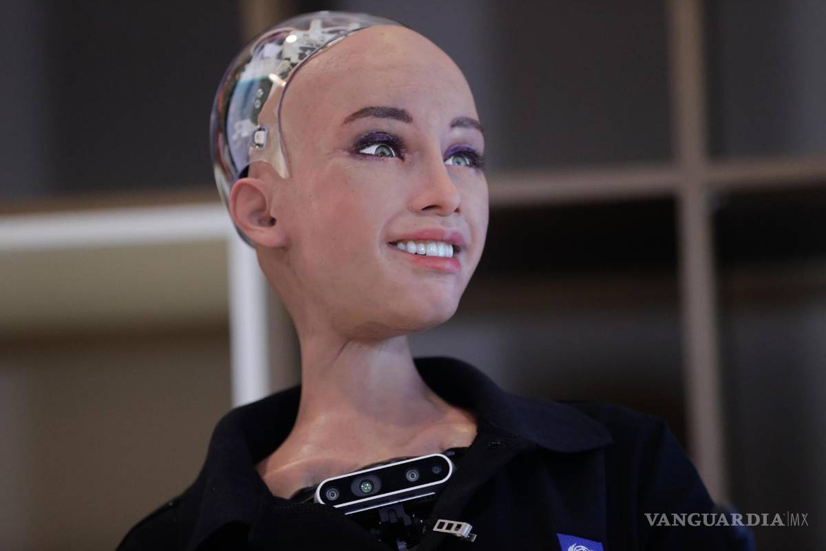 $!La robot humanoide Sophia sostuvo que el uso de la inteligencia artificial en el sector agrícola “podría mejorar su competitividad en (las) exportaciones”.