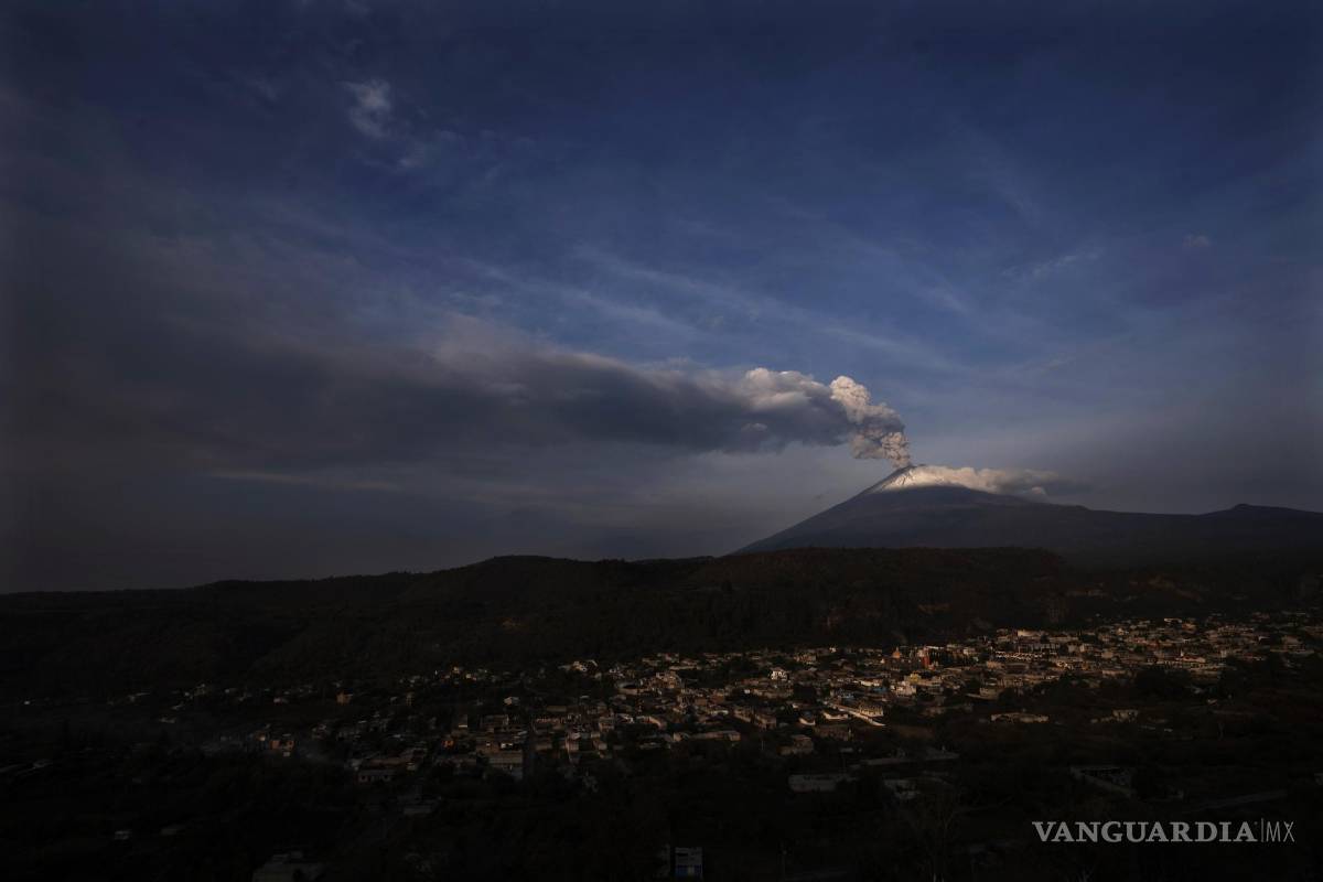 $!El volcán Popocatépetl arroja ceniza y vapor, visto desde Santiago Xalitzintla, México, el miércoles 24 de mayo de 2023.