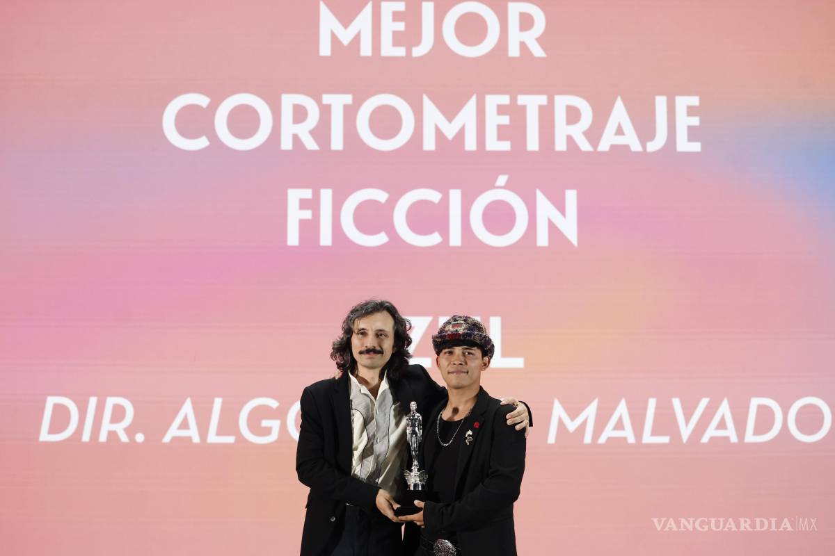 $!Algoritmo Malvado (i) y Juan Daniel García posan con el premio Ariel a mejor cortometraje de ficción por 'Azul' este sábado, durante la 68 edición de los Premios Ariel organizados por la Academia Mexicana de Artes y Ciencias Cinematográficas, en Ciudad de México (México). EFE/ Sáshenka Gutiérrez