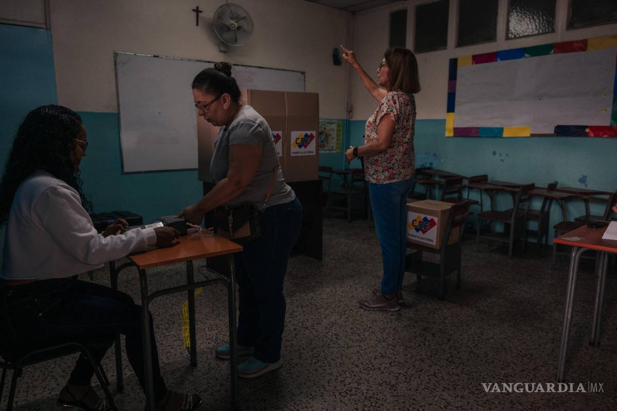 $!Trabajadores electorales durante las elecciones del domingo en Caracas.