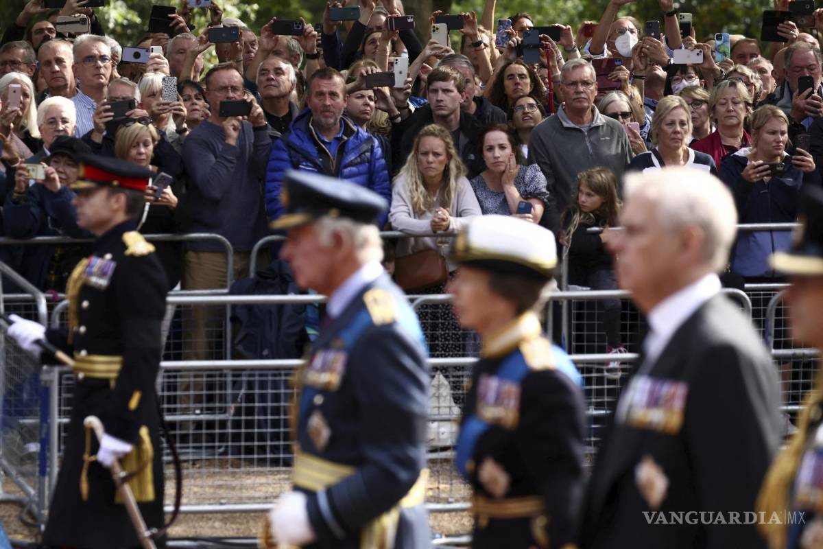 $!El rey Carlos III, la princesa Ana y el príncipe Andrés caminan detrás del ataúd de la reina Isabel II del Palacio de Buckingham al Salón Westminster.