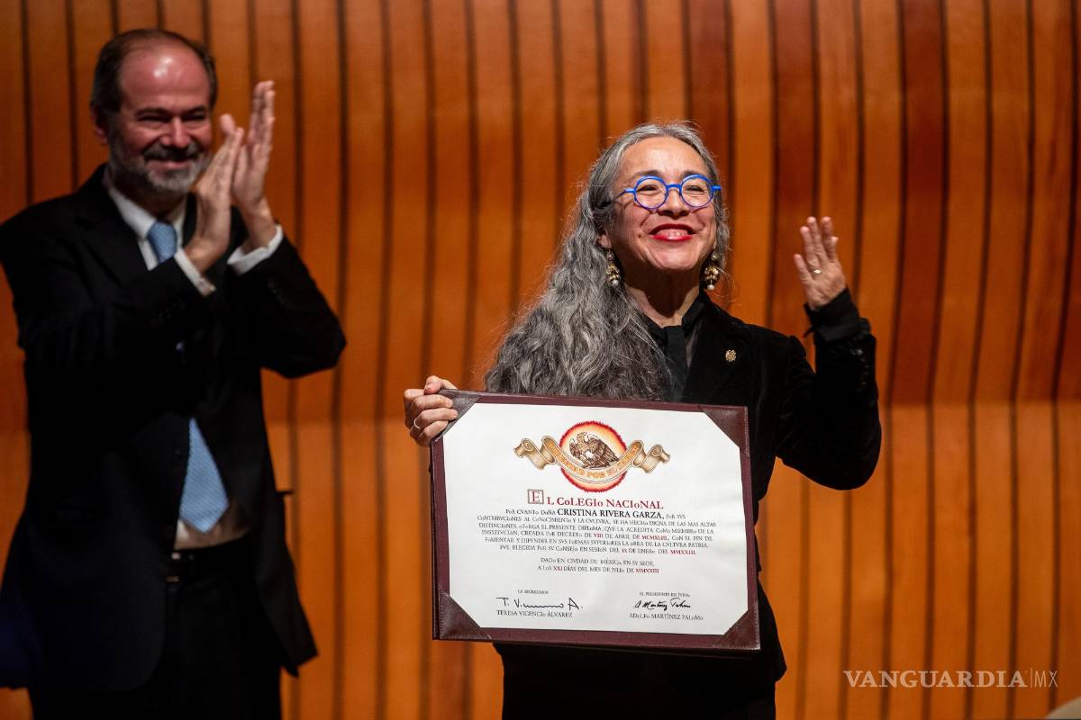 $!La escritora mexicana Cristina Rivera Garza y el escritor Juan Villoro durante la ceremonia de ingreso a El Colegio Nacional de México.