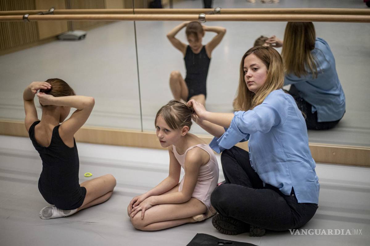 $!La Escuela Preparatoria de Ballet del Teatro Nacional ofrecerá clases gratuitas de danza y ballet para niños afectados por la guerra en Ucrania.