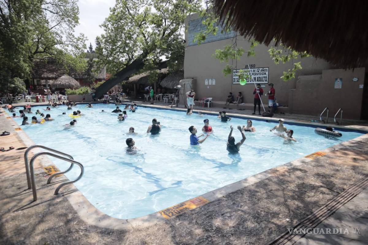 Aprovechan jueves santo para refrescarse en balnearios de Saltillo