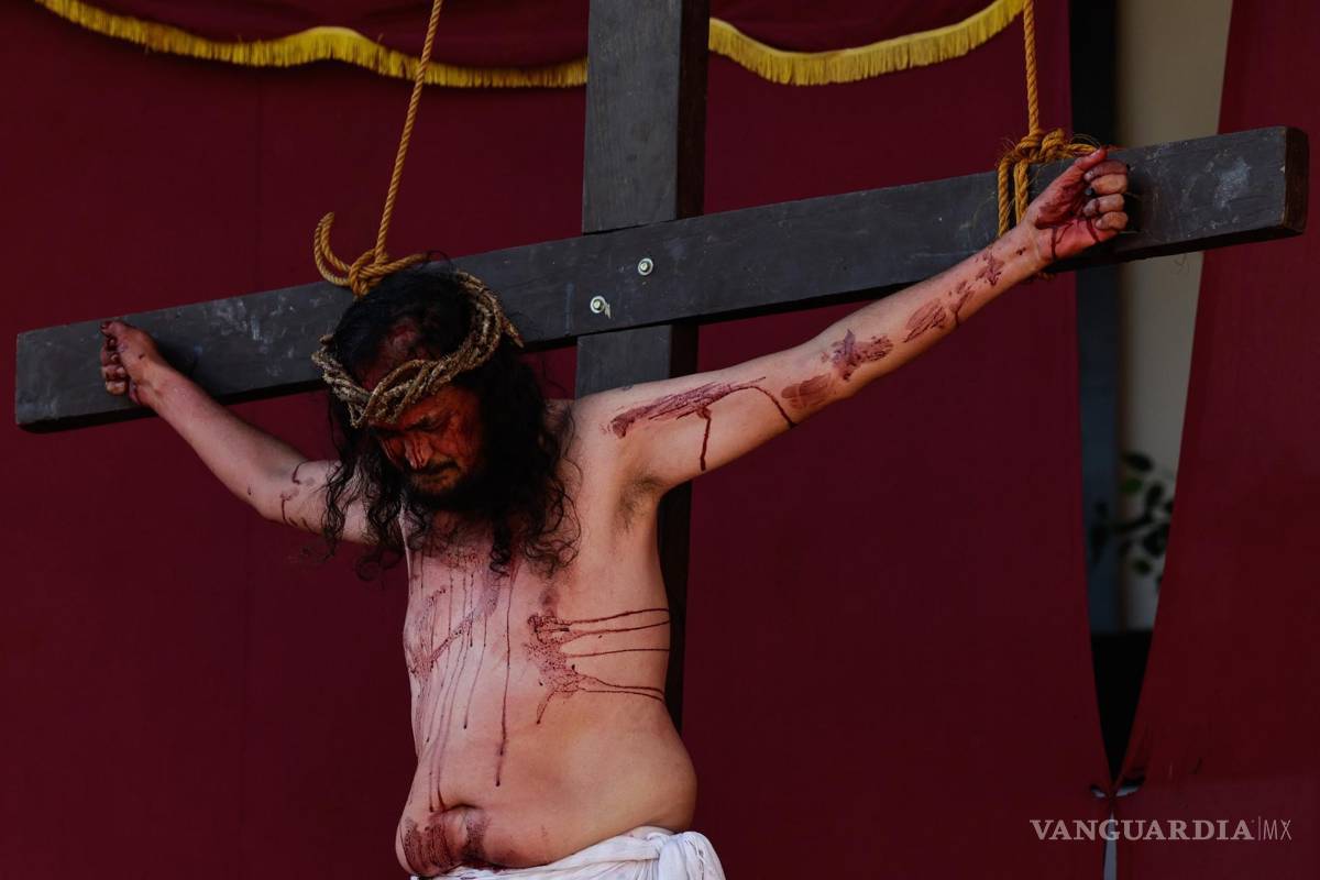 Así conmemora Filipinas el Viernes Santo, con crucifixiones, flagelaciones y largas procesiones