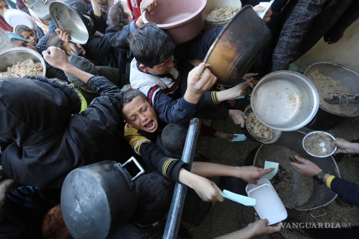 $!Niños desesperados luchan por su cuenco de comida, verdaderos pelotones del hambre en Gaza.