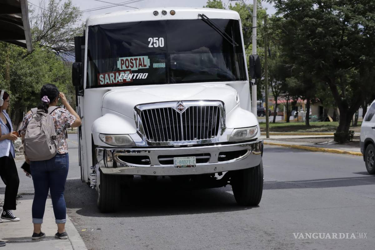 $!Los usuarios se quejan de que las unidades tardan mucho en pasar y no tienen un horario regular.