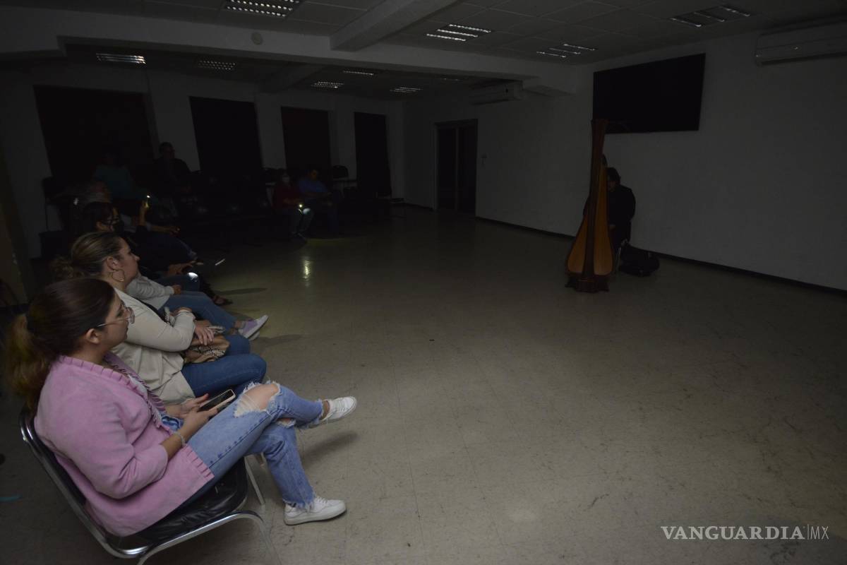 $!Buena parte de la presentación se realizó en la penumbra.