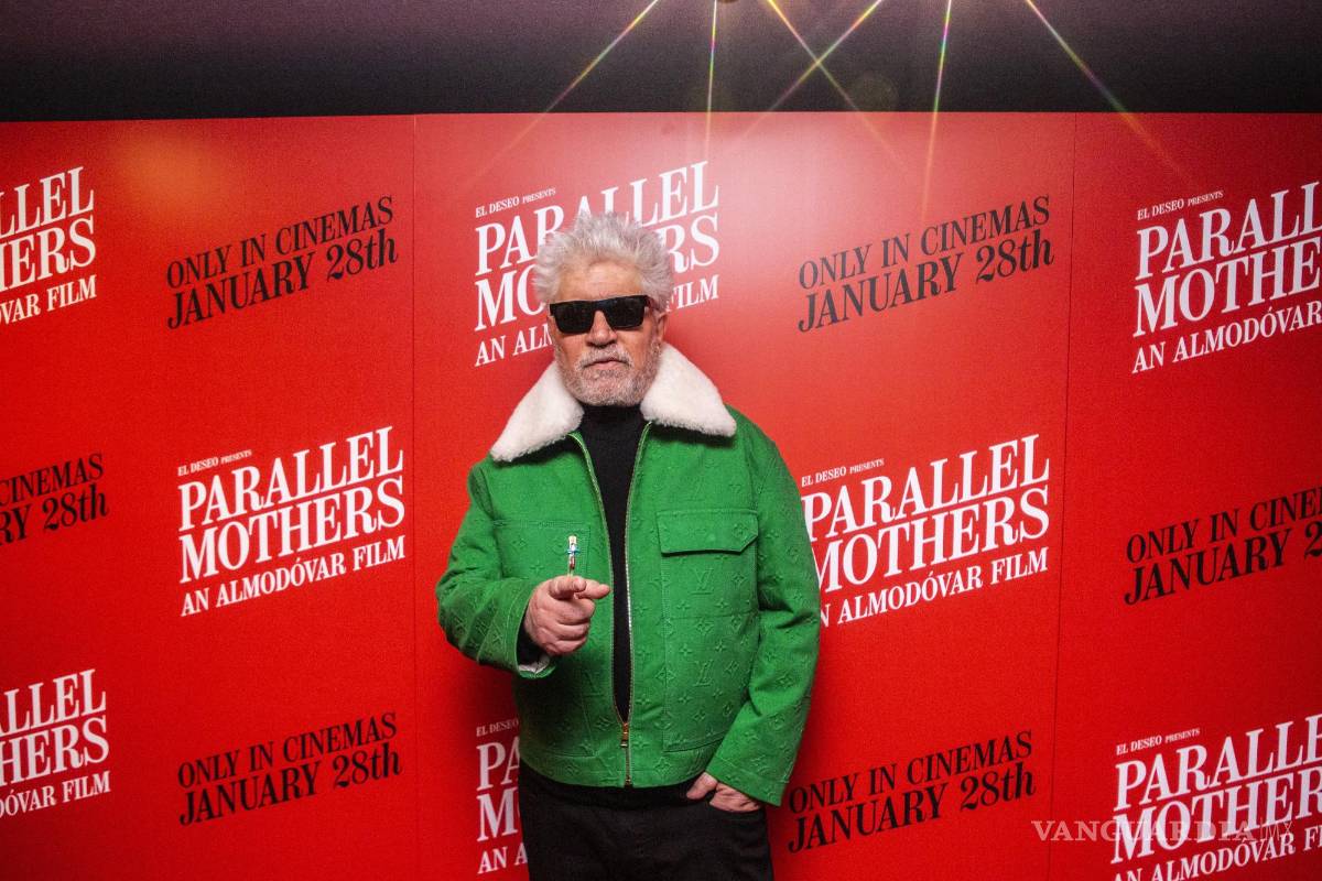$!Pedro Almodóvar posa al llegar a una proyección de Madres paralelas en Londres el 26 de enero de 2022. AP/Joel C Ryan/Invision