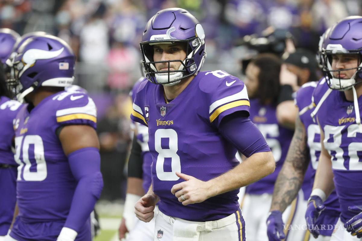 $!El quarterback de los Vikings de Minnesota Kirk Cousins (8) corre en el campo antes de un juego de NFL contra los Bears de Chicago.AP/Bruce Kluckhohn