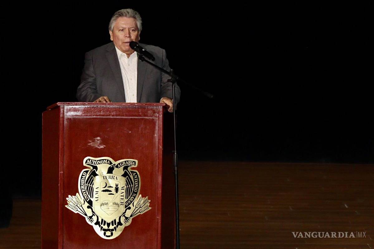 $!El rector Alberto Flores Olivas dio la bienvenida a los estudiantes que se incorporan a las distintas carreras de la institución.