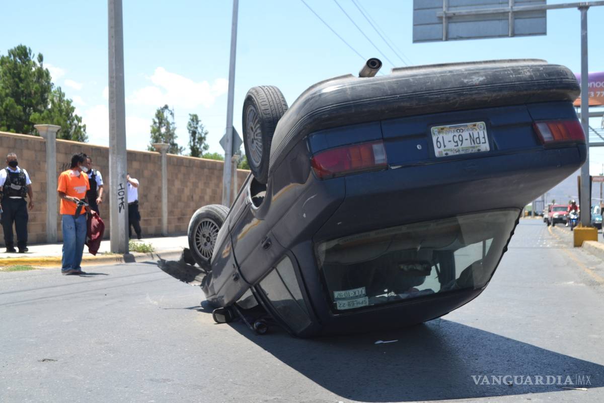 Vuelca conductor en Emilio Arizpe; tras el accidente, todavía llevaba la caguama en la mano