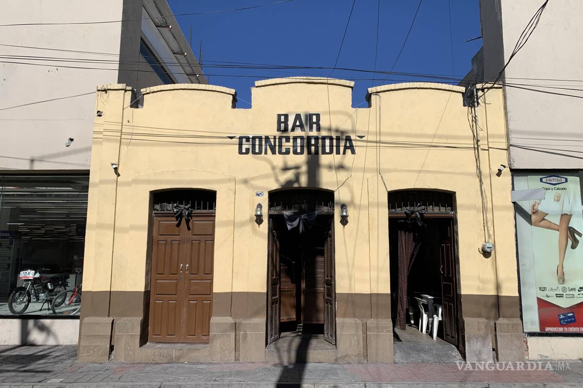 $!Saltillo, Coah. Mex. 16 de enero dl 2023 Imágenes del interior de la tienda FAMSA ubicada en las calles de Allende esquina con Pérez Treviño, que se dice está próxima a cerrar sus puertas y está rematando su mercancía. Además del exterior del BAR CONCORDIA, local rodeado de la tienda FAMSA y que sigue operando con normalidad