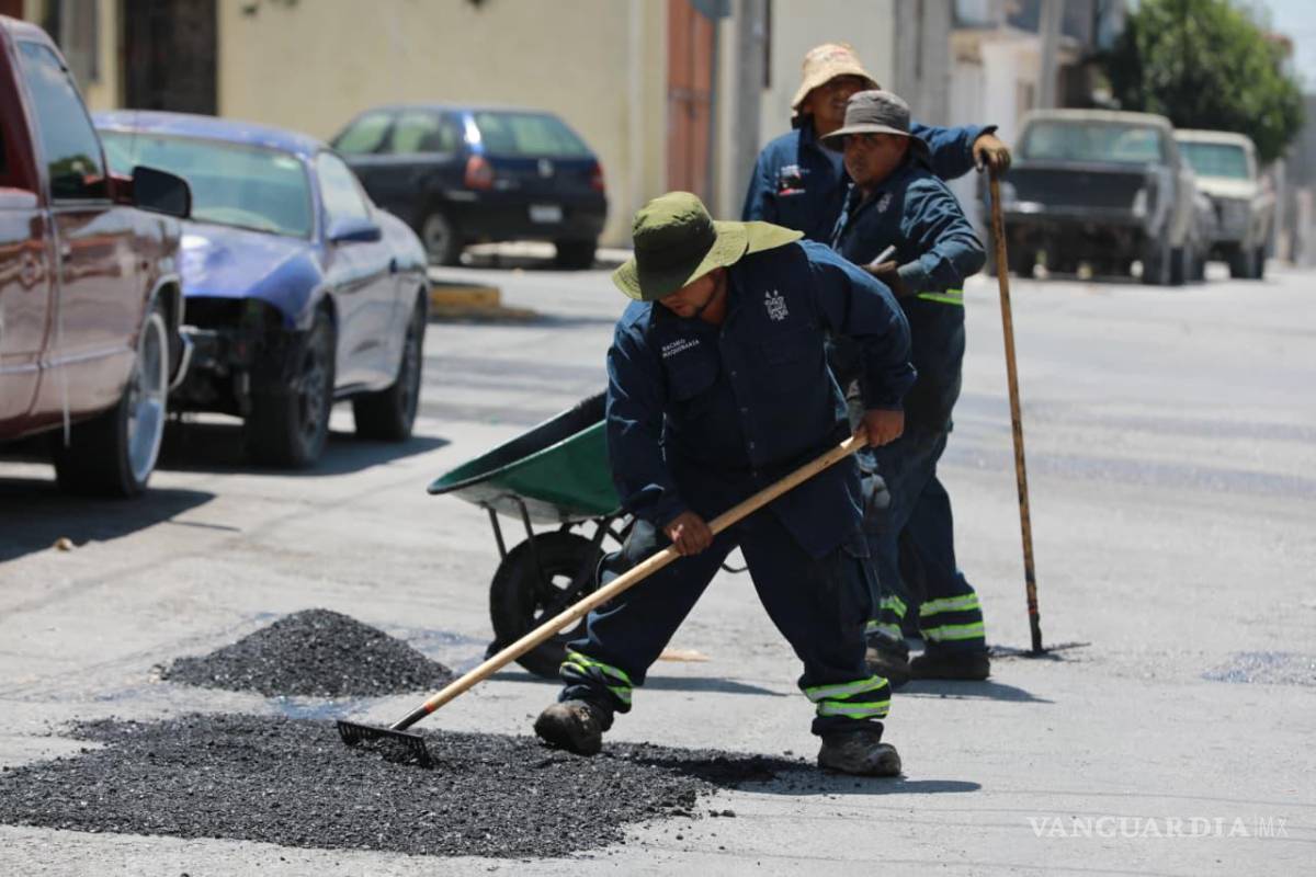 $!Trabajadores municipales rehabilitan infraestructura vial y atienden tramos de pavimento deteriorado en distintos sectores de la ciudad.