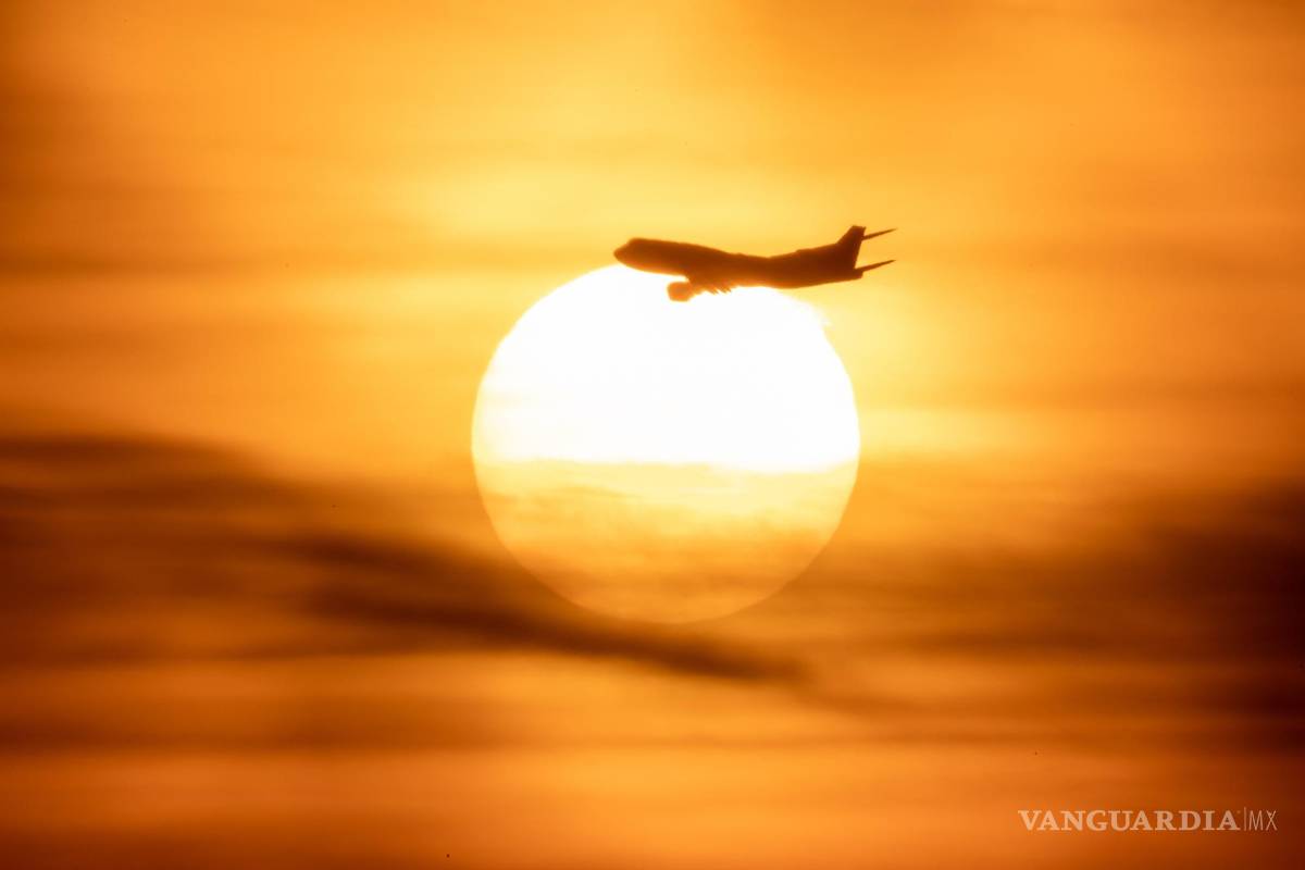 $!Un Boeing 747 despega del aeropuerto internacional de Fráncfort del Meno (Alemania) durante el atardecer. EFE/Constantn Zinn