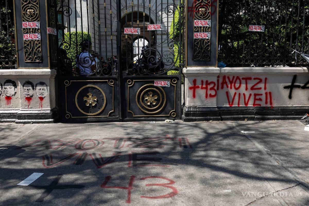 Contacta Segob a padres de los 43 normalistas tras irrupción en Palacio Nacional